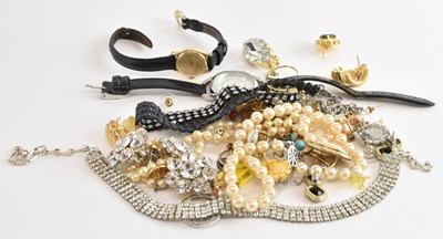 Lot 1546 - Various items of costume jewellery including a...
