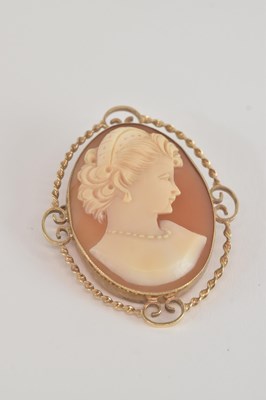 Lot 1479 - A 9ct gold cameo brooch, with rope outer...