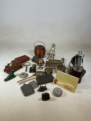 Lot 48 - A collection of small wood and metalware to...