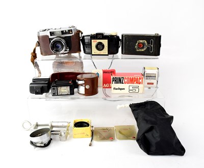 Lot 442 - A small collection of cameras and accessories...