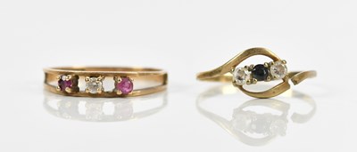 Lot 488 - A 9ct yellow gold three stone dress ring, size...