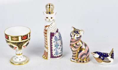 Lot 450 - ROYAL CROWN DERBY; an animal form paperweight from the Royal Cat series