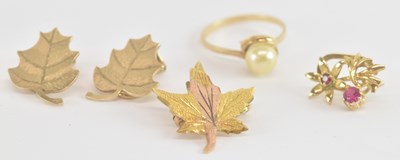Lot 1207 - A 10ct yellow gold seed pearl set ring, size...