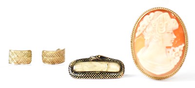 Lot 836 - A cameo brooch in 9ct gold mount, length...