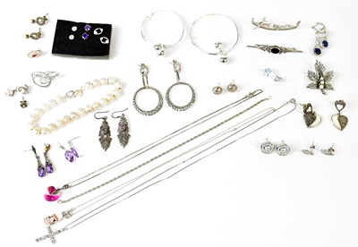 Lot 904 - A group of 925 silver jewellery, to include a...