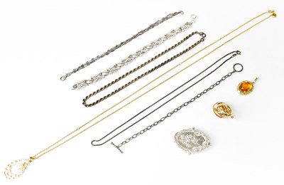 Lot 893 - A hallmarked silver oval brooch with bird and...