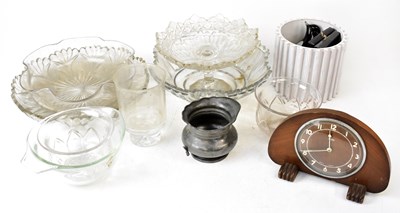 Lot 432 - A collection of mixed glassware, to include...