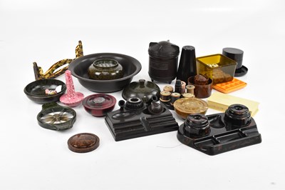Lot 1339 - A collection of vintage bakelite items,...