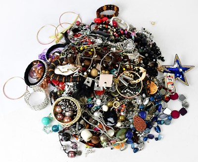 Lot 923 - A quantity of costume jewellery, to include...
