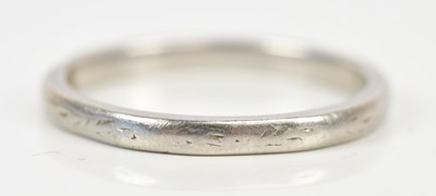 Lot 391 - A platinum wedding band, size J, approx 2.65g.