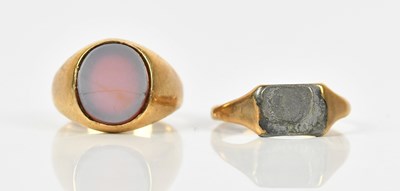 Lot 476 - A 9ct yellow gold signet ring (repaired), size...