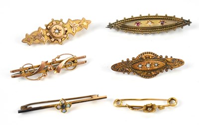 Lot 74 - A Victorian yellow metal oval diamond and ruby...