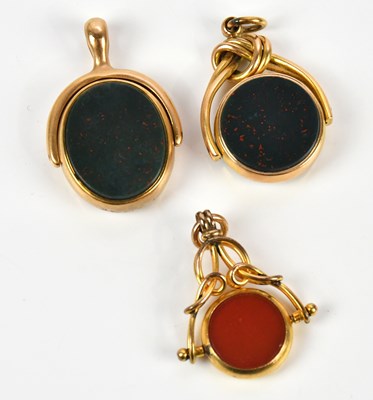 Lot 9 - An 18ct yellow gold mounted bloodstone swivel...