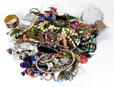 Lot 924 - A quantity of costume jewellery, to include...
