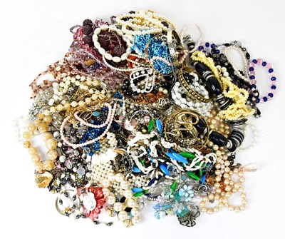 Lot 931 - A quantity of vintage and modern costume...