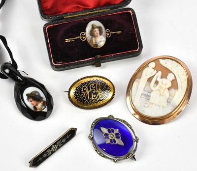 Lot 105 - A Victorian yellow metal mounted cameo style...