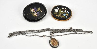 Lot 103 - A Victorian pietra dura oval brooch in gilt...