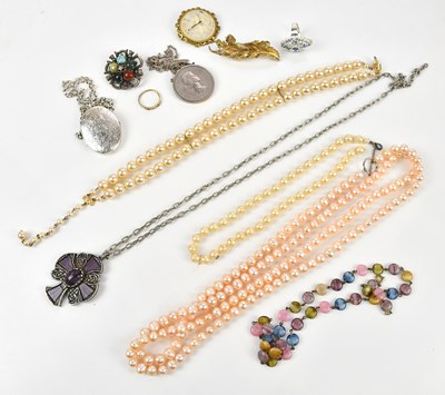 Lot 129 - An assortment of decorative costume jewellery,...