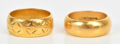 Lot 333 - A 22ct yellow gold wedding band, size L,...