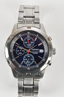 Lot 627 - SEIKO; a gentleman's chronograph 100m...