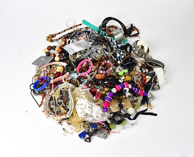 Lot 926 - A large quantity of costume jewellery, to...