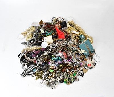 Lot 927 - A large quantity of costume jewellery, to...