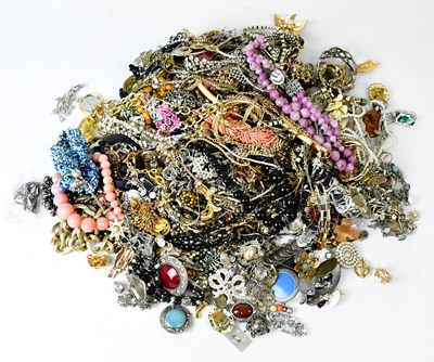 Lot 911 - A group of 925 silver jewellery, comprising an...