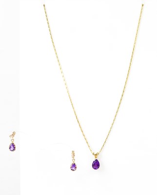 Lot 884 - A 9ct gold necklace with a pear-shaped...