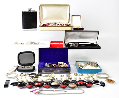 Lot 912 - A collection of vintage costume jewellery, to...
