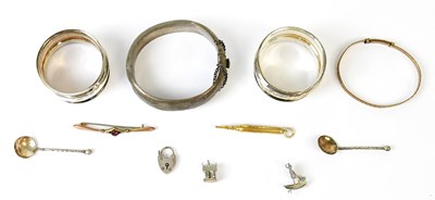 Lot 888 - A 9ct yellow gold bar brooch set with a red...