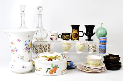 Lot 325 - A quantity of ceramics and glassware, to...