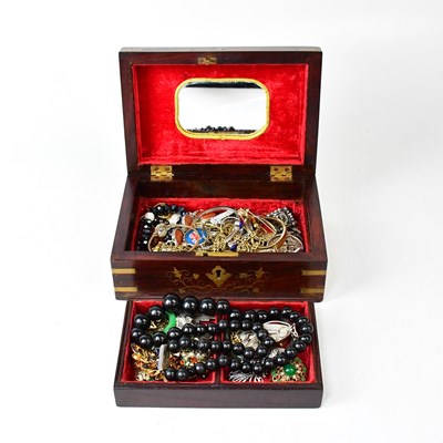 Lot 930 - A quantity of vintage costume jewellery, to...