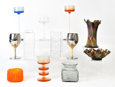 Lot 423 - A collection of mid-20th century glassware, to...