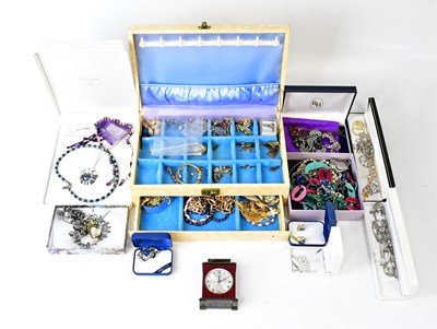 Lot 917 - A quantity of vintage and modern costume...