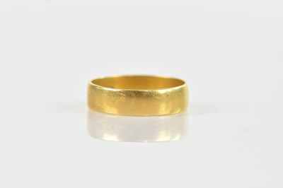 Lot 526 - A yellow metal wedding band, size V,...