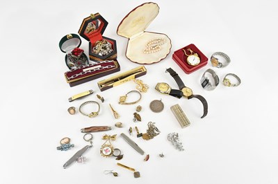 Lot 556 - A small collection of costume jewellery...