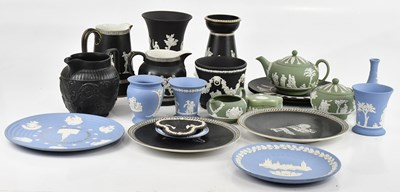 Lot 1732 - WEDGWOOD; a small collection of assorted...
