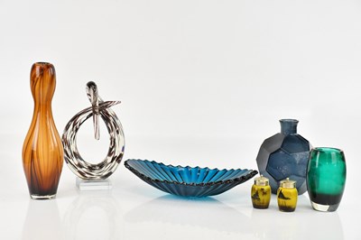 Lot 1779 - A collection of decorative glassware...