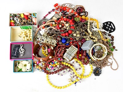 Lot 925 - A quantity of mainly vintage costume jewellery...