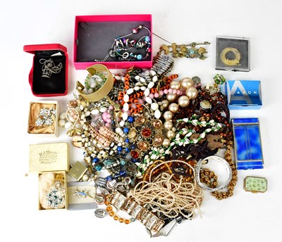 Lot 928 - A quantity of mainly vintage costume jewellery,...