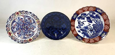 Lot 425 - A Japanese Imari charger decorated with cranes,...