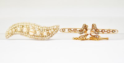 Lot 831 - An Edwardian 15ct gold bar brooch in the form...
