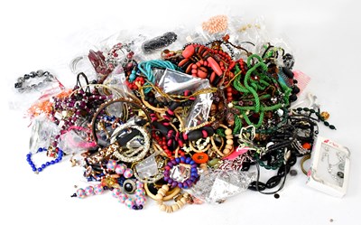 Lot 914 - A large quantity of costume jewellery to...