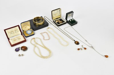 Lot 155 - A small collection of costume jewellery...