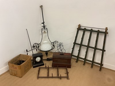 Lot 113 - An eclectic collectors' lot, comprising a...