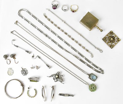 Lot 907 - A mixed lot of silver and white metal...