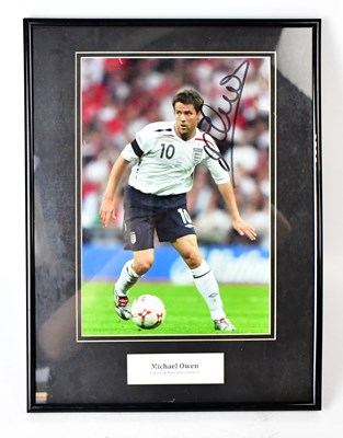 Lot 542 - MICHEAL OWEN; a signed photograph of the...