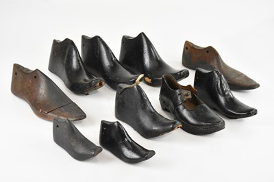 Lot 327 - A collection of vintage shoe lasts and a...