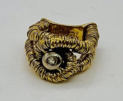 Lot 727 - An unusual 18ct yellow gold moveable ring...