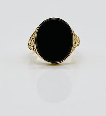 Lot 734 - A 15ct yellow gold bloodstone signet ring,...